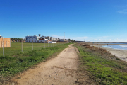 Gran pla general del tram del litoral de Cunit on s'ha de construir el Passeig Marítim pendent. Imatge publicada el 9 de novembre de 2017 (horitzontal)