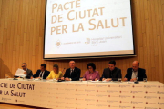 Instant en què els portaveus dels partits amb representació a l'Ajuntament de Reus signen el Pacte de Salut, amb l'alcalde al centre de la taula, en un acte solemne a la sala d'actes de l'Hospital Sant Joan de Reus, el 15 de febrer del 2017.