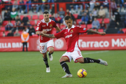 Javi Márquez intenta una passada amb cama esquerra durant el Nàstic-Almería