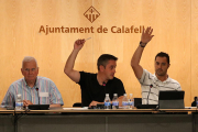 Al centre, l'alcalde de Calafell, Ramon Ferré, abstenint-se durant la votació sobre la cessió d'espais pel referèndum de l'1-O.