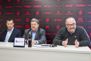 Sergi Parés, Xavier Llastari i Joan Oliver en la roda de premsa de valoració del mercat d'hivern a l'Estadi.