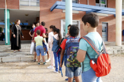 Pla obert d'un grup d'alumnes fent una filera davant del seu professor a l'institut-escola Mediterrani de Tarragona, el 12 de setembre del 2017