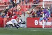 Barreiro remata a porteria en la darrera visita del Tenerife al Nou Estadi.