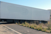 Abans de bolcar, el camió ha xocat contra la mitjana del centre de l'autopista.