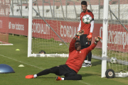 Fabrice Ondoa, entrenant amb el primer equip del Sevilla, una situació que és habitual des de la seva arribada al club andalús.