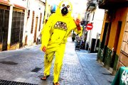 Un voluntari de Greenpeace vestit de zombi "radioactiu" en una parada informativa muntada a l'Ametlla de Mar per promocionar la Nuclear Running Dead del 30 d'octubre. Imatge del 30 de setembre de 2016 (horitzontal)