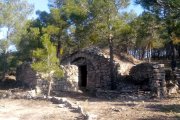 Construcció de pedra en sec que ha ser un centre receptor d'abelles impulsat per l'APFF per pol·linitzar els boscos de la Fatarella.