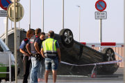 Imatge del vehicle en què circulaven els cinc terroristes, que va quedar bolcat.