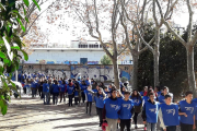 Imatge de l'alumnat de l'Institut Baix Camp durant la caminada solidària.