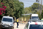 Dos efectius dels Bombers retirant una bombona de butà de la casa ensorrada per una explosió a Alcanar.