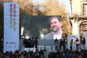 Pla general del míting central d'ERC en la campanya del 21-D, amb una foto gegant d'Oriol Junqueras projectada a l'escenari.