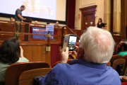 Un assistent al judici popular fa una foto de l'exdiputat David Fernàndez amb el seu telèfon mòbil el 17 de juny de 2017