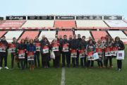 El President i els diferents comerciants s'han fotografiat amb el cartell del proper partit al Nou Estadi.