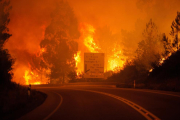 Molts cotxes es van veure sorpresos per les flames quan circulaven per la cerretera.