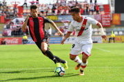 Una acció de Máyor durant la visita del Rayo Vallecano a l'Estadi, el partit en el qual el davanter va caure lesionat.