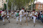 Prop de trenta balladors grans i petits surten al carrer per festes.