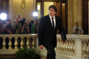 El president de la Generalitat, Carles Puigdemont, pujant les escales principals del Parlament de Catalunya.