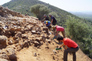 Pla obert de l'equip treballant en la novena excavació al mur de tancament. Imatge publicada el 24/04/2017