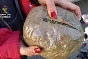 Els agents van trobar cinc bosses envasades al buit, amb un pes de 1.957 grams, que podria ser marihuana.