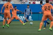 Menéndez intenta tallar la progessió d'un jugador del Lorca.