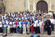 El grup de feligresos xinesos acompanyats per les autoritats locals.