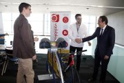Pla obert del conseller de Territori i Sostenibilitat, Josep Rull, encaixant les mans amb els responsables d'una empresa que ofereix solucions d'aparcament per a bicicletes, a firaReus, el 19 de maig del 2017