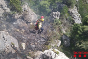 S'ha cremat, aproximadament, mitja hectàrea de pi blanc i matoll.