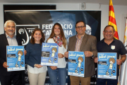 Joan Plana, les dues jugadores de l'Atlètic Camp Clar, Josep Vives i Rufino, durant la presentació.