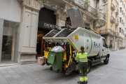 Un dels camions que realitza feines al centre de Reus.