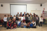 Los alumnos del centro en una fotografía de familia durante la visita.