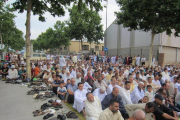 Un instant de l'oració de l''Eid' a l'exterior del recinte, ahir al matí.