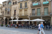 L'edifici afectat comparteix paret amb l'emblemàtica Casa Navàs, i té una geladeria als baixos.