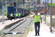 Operaris d'Adif estudiant al matí com retirar el tren de mercaderies descarrilat.