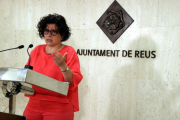 Pla mig de la regidora de Benestar de l'Ajuntament de Reus, Montserrat Vilella, en roda de premsa per presentar la nova convocatòria d'ajuts contra la pobresa energètica, el 24 de maig del 2017.