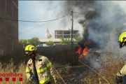 Una dotació de Bombers ha treballat en les tasques d'extinció de l'incendi.