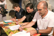 Els presidents dels Castellers de Vilafranca, la Vella de Valls i els Minyons de Terrassa signant el document per a la cessió de drets d'imatge a la CCCC.