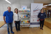 Imatge de l'acte de donació dels llibres infantils a la Biblioteca de Salou per part del Tennis Salou H2O.