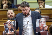 Gabriel Rufián mostrant imatges dels ferits l'1-O a Catalunya al Congrès dels Diputats.