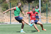 Samuele Longo, a l'esquerra de la imatge, durant l'entrenament d'ahir del Girona, del qual es va retirar Maffeo.