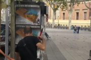 Instant del vídeo en què es mostra com diversos membres de Recortes Cero pengen cartells al Vendrell contra el referèndum.