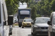 Un cotxe d'una autoescola de pràctiques circula per la via pública pel municipi de Vila-seca.