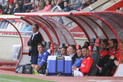 El tècnic del CF Reus, Natxo González, dempeus, a la banqueta roig-i-negra durant un dels partits.