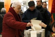 Una senyora vota al col·legi La Farigola de Barcelona.