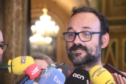 El diputat de la CUP Benet Salellas atén els mitjans als passadissos del Parlament