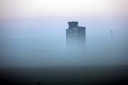 Pla general de la terminal de l'aeroport de Lleida-Alguaire envoltada per la boira,