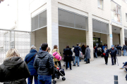 Cues de votants en un col3legi electoral de Barcelona aquest dijous al matí.