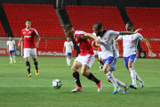 Omar Perdomo, durant una acció del Nàstic-Zaragoza d'aquest estiu, en partit de pretemporada al Nou Estadi.