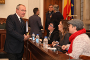 L'alcalde de Reus, Carles Pellicer, i les tres regidores del PSC, amb Andreu Martín al fons.