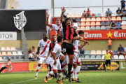 Dejan Lekic lluita per una pilota aèria durant darrer partit a casa, contra el Rayo Vallecano.