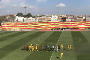 Imatge de la senyera gegant desplegada a la graderia de l'Estadi Municipal al partit contra l'Osasuna.